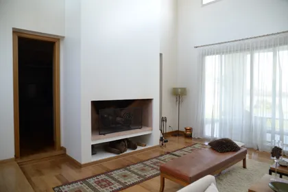 Living moderno con techo a doble altura y gran chimenea — proyecto San Isidro Labrador, por GreenArq - Carolina Faverio , en San Isidro