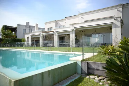 Casa moderna con piscina y jardín exterior — proyecto San Isidro Labrador, por GreenArq - Carolina Faverio , en San Isidro