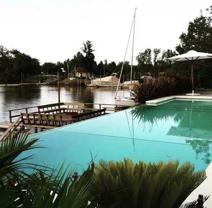 Moderna casa con piscina y yates en el muelle — proyecto San Isidro Labrador, por GreenArq - Carolina Faverio , en San Isidro