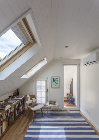 Dormitorio ático luminoso con tragaluz, piso de madera y decoración minimalista — proyecto The Classic, por BAS Y GARCIA , en San Isidro