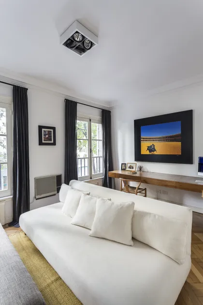 Dormitorio moderno con cama blanca y escritorio frente a ventanal — proyecto Arenales, por BAS Y GARCIA , en Recoleta