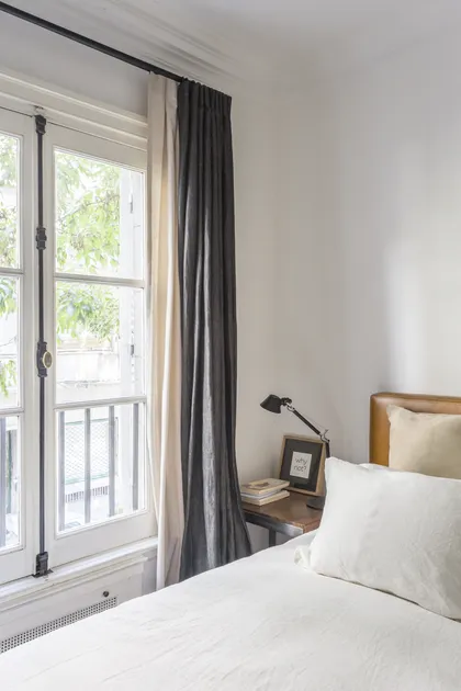 Dormitorio minimalista con cama, cabecera cuero y ventanal a balcon — proyecto Arenales, por BAS Y GARCIA , en Recoleta