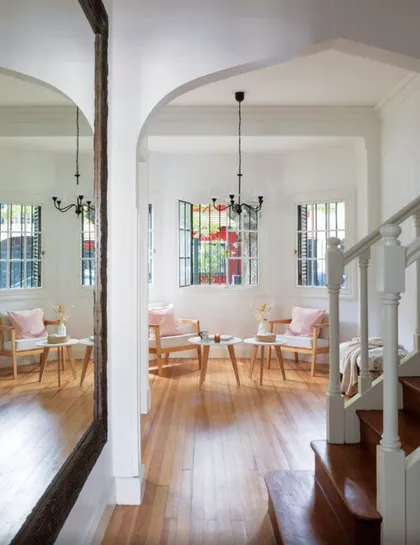 Pasillo luminoso con escalera blanca y piso de madera noble — proyecto Olivos, por Biaus Pieres Arquitectura