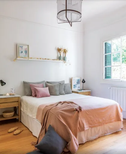 Dormitorio luminoso con cama, mesita madera y estante flotante — proyecto Olivos, por Biaus Pieres Arquitectura