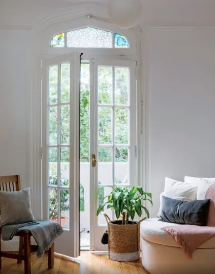 Living luminoso con ventanal de puertas francesas y plantas decorativas — proyecto Olivos, por Biaus Pieres Arquitectura