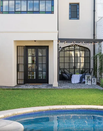 Patio moderno con pileta, pergola y jardin verde frente a casa — proyecto Olivos, por Biaus Pieres Arquitectura