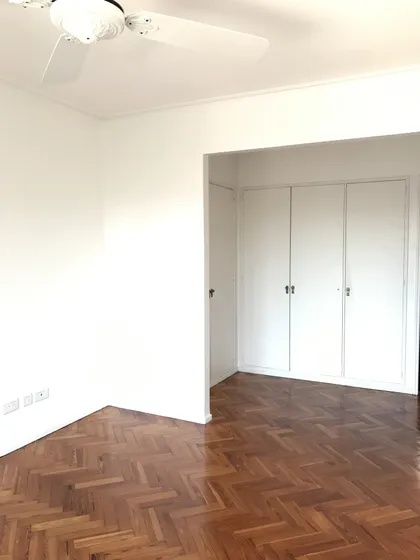 Dormitorio minimalista con piso de parquet chevron y placards blancos — proyecto Peña, por Biaus Pieres Arquitectura, en Recoleta