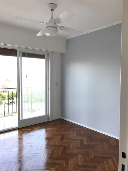 Dormitorio moderno con piso de parquet y ventanal con balcón — proyecto Peña, por Biaus Pieres Arquitectura, en Recoleta