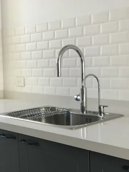 Detalle de mesada blanca con bachasimple y grifo cromado moderno — proyecto Peña, por Biaus Pieres Arquitectura, en Recoleta