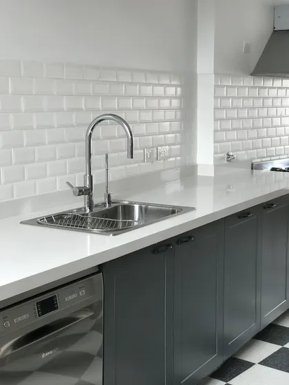 Cocina moderna con mesada blanca, backsplash de azulejos y bacha acero inoxidable — proyecto Peña, por Biaus Pieres Arquitectura, en Recoleta