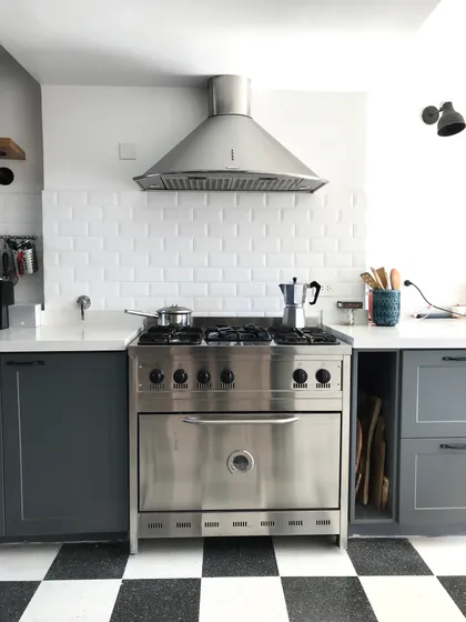 Cocina moderna con mesada mármol blanco, estufa acero inoxidable y campana — proyecto Peña, por Biaus Pieres Arquitectura, en Recoleta