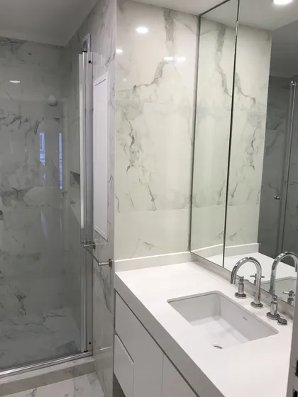 baño moderno con mesada mármol blanco y espejo de piso a techo — proyecto Paraná , por Biaus Pieres Arquitectura, en CABA