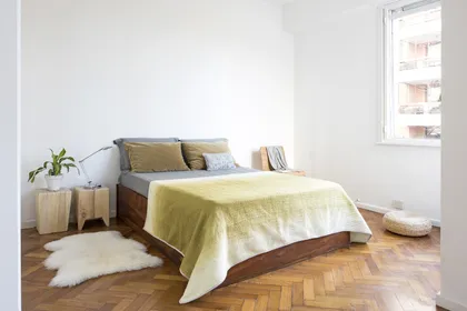 Dormitorio luminoso con cama madera y piso parqué de espiga — proyecto Departamento Barrancas, por Ekaterina Kunzel Arquitecta, en Belgrano