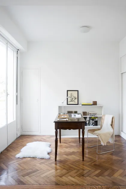 Oficina minimalista con escritorio de madera y piso en espina de pez — proyecto Departamento Barrancas, por Ekaterina Kunzel Arquitecta, en Belgrano