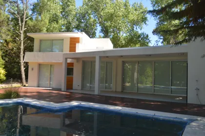 Casa moderna con piscina y deck de madera — proyecto CARILO - Boyero, por LADAGA-RUARTE-Pinamar, en Cariló