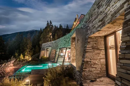Exterior moderno con piscina infinita en montaña, noche — proyecto Casa Villa La Angostura 2, por Sidoni & Asociados, en Villa La Angostura