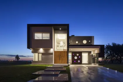 Fachada moderna de casa geométrica con concreto blanco y madera — proyecto AM House, por A+R Arquitectos