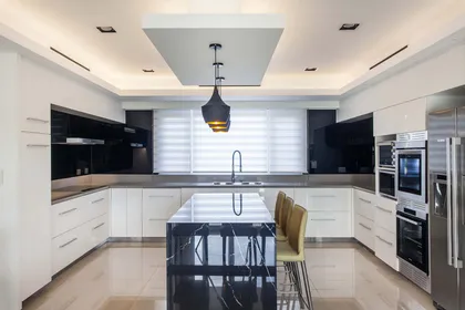 Cocina moderna con isla central y luces integradas — proyecto DD House, por A+R Arquitectos