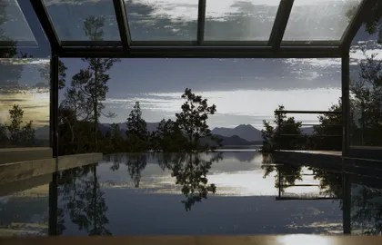 piscina infinita con vista a la montaña y techo de cristal — proyecto Casa Muelle de Piedra, por Sidoni & Asociados, en Villa La Angostura