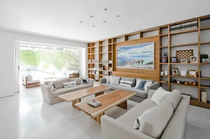 Living moderno con estanterías amplias y luz natural — proyecto Casa D, por Estudio Dado, en Belgrano