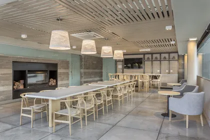 Comedor moderno escandinavo con techo de madera y mesas largas — proyecto Quincho Reonir, por Viviana Melamed, en CABA