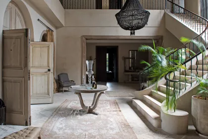 Hall con escalera, doble altura y plantas en macetas blancas — proyecto Casa Toscana , por Estudio Du 