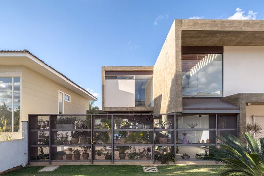 Casa contemporánea con fachada mixta, deck y jardín con plantas — proyecto Casa Bentes, por Coda Arquitetos