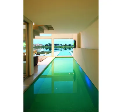 Piscina interior moderna con grandes ventanales y sala de estar — proyecto Casa Pool , por Vanguarda Arquitectos, en Nordelta