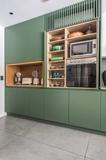Cocina moderna verde con isla, almacenamiento integrado y detalles en madera — proyecto Peru, por ABEJA CONCEPT, en B1641 Acassuso