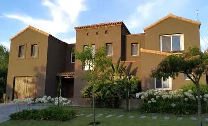 Casa moderna estilo mediterráneo con jardín exuberante — proyecto VILLA NUEVA II, por Fb Arqs, en B1648 Tigre