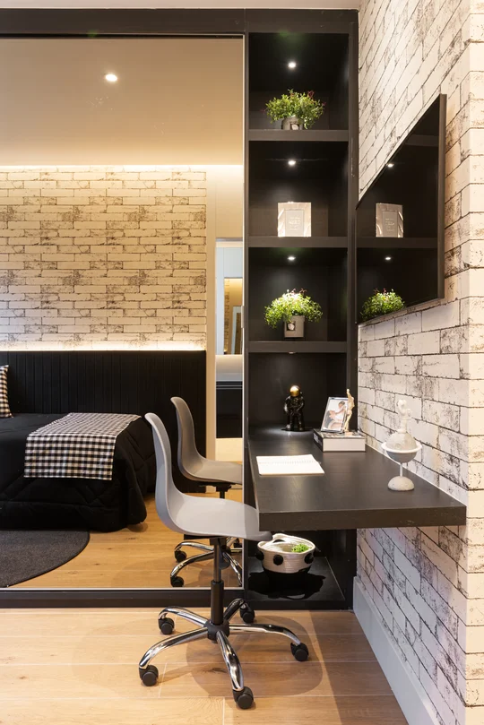 Dormitorio contemporaneo con escritorio, ladrillo visto y estanteria negra — proyecto Decorados Vitória, por Pricila Dalzochio