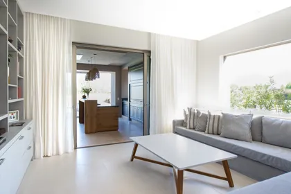 Living comedor moderno y escandinavo con vista al exterior y mucha luz — proyecto Casa DF, por Estudio Junor, en Tigre