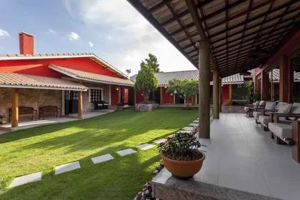 Patio-jardín contemporáneo con pérgola, césped y arcos de hormigón — proyecto Externas, por Xico Diniz