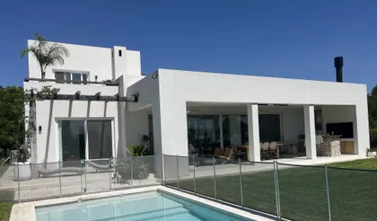 Casa moderna blanca con piscina integrada y patio — proyecto EL CANTON, por Fb Arqs, en Belén de Escobar