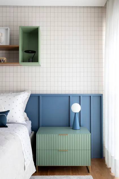 Habitación con cama, cómoda verde y lámpara de diseño — proyecto Casa Morumbi, por Eliane Ventura Arquitetura e Interiores, en Atibaia