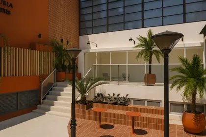 Patio moderno con ladrillos, naranja y estilo industrial — proyecto Proyecto FABA Federación Bioquímica de la Provincia de Buenos Aires, por ivanadesign.estudio, en La Plata