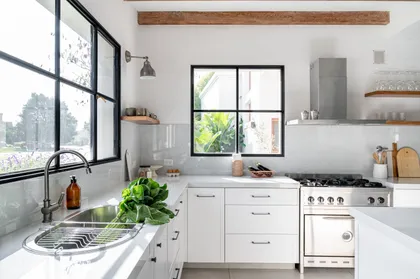 Cocina escandinava luminosa con grandes ventanales y vigas de madera — proyecto Cocina D, por Casa Cunia