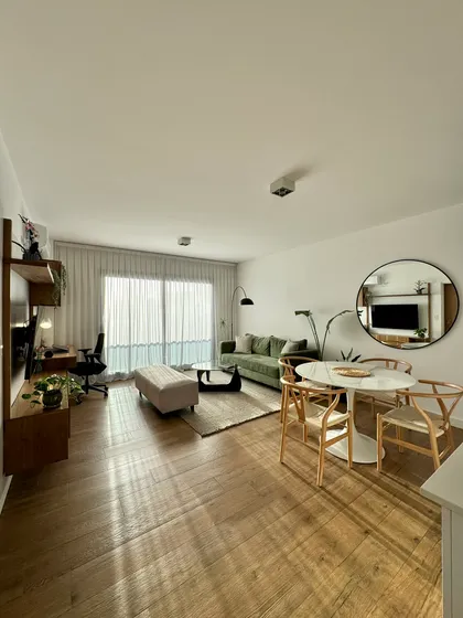 Living comedor moderno con escritorio y mucha luz natural — proyecto Teodoro García, por MDBK Arquitectura, en Belgrano