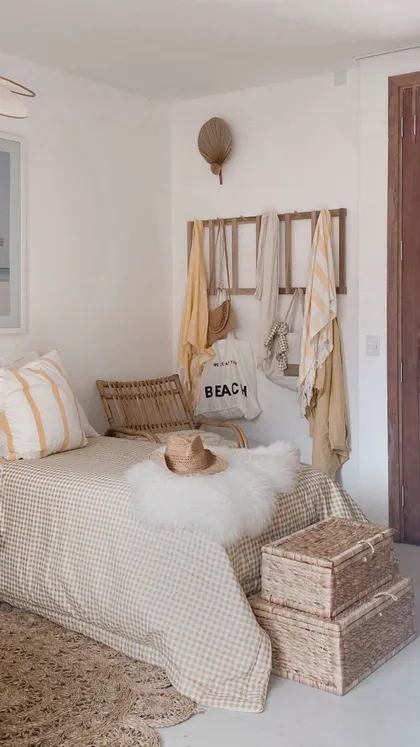 Dormitorio boho con cama a cuadros y detalles playeros — proyecto El Refugio, por Grupo Pauta Arquitectura, en Pinamar
