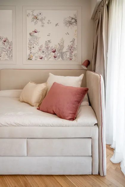 Dormitorio con arte botánico, cortinas y almohadones coloridos — proyecto ALVEAR TYM, por AB ARQUITECTURA, en Recoleta