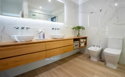 Baño moderno con vanitory flotante de madera y mármol — proyecto SS45, por EZ architects, en Pilar