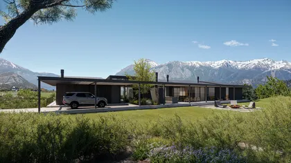 Casa moderna negra con montañas nevadas de fondo y jardín verde — proyecto CASA MS, por GMARQ, en San Carlos de Bariloche