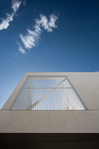 Fachada moderna con pérgola metálica sobre estructura de hormigón — proyecto CASA SD28, por GMARQ, en Buenos Aires