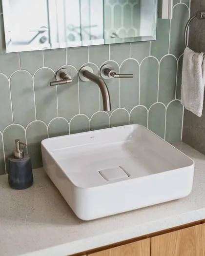Baño moderno con bacha cuadrada y grifería de pared — proyecto Quesada, por Blue Rabbit Design, en Núñez