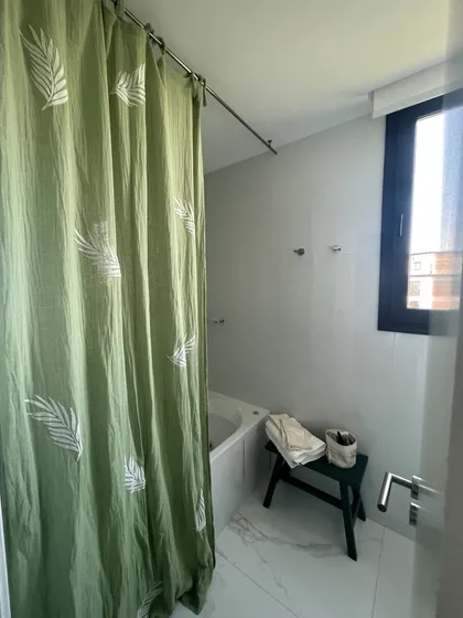 Baño moderno con cortina verde y bañera exenta — proyecto Le chambre verte, por BRand arquitectura / BRand homes, en Belén de Escobar