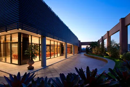 Terraza moderna con pergola, iluminación nocturna y plantas de diseño — proyecto Arquitetura e Interiores I, por Demian Golovaty