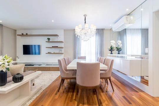 Comedor moderno con mesa redonda y sillas rosa, piso de madera — proyecto Apartamento Sollene, por Bordin E Soares Interiores