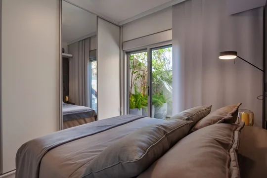 Dormitorio minimalista con cama matrimonial y espejo de cuerpo completo — proyecto APARTAMENTO TP, por Frederico Bicalho Arquitetura