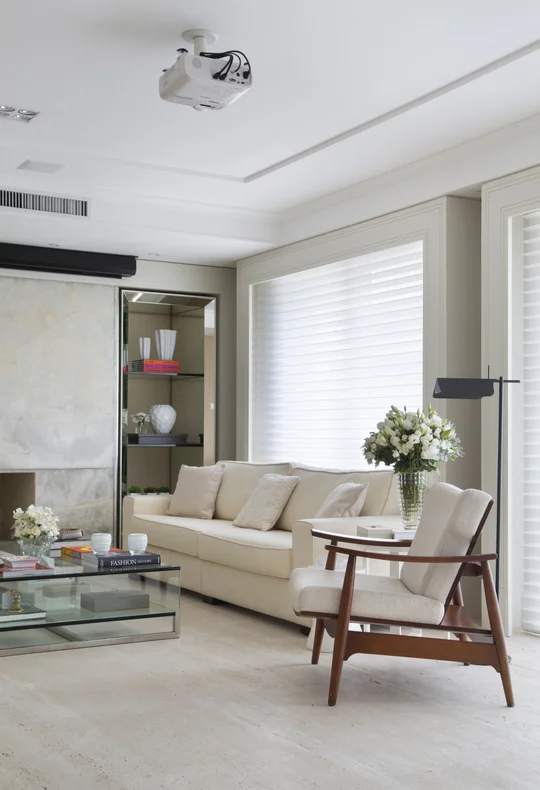 living contemporaneo con sofa beige, sillon de madera y ventanal — proyecto Apartamento KC, por GabrielaCasagrande Arquitetura