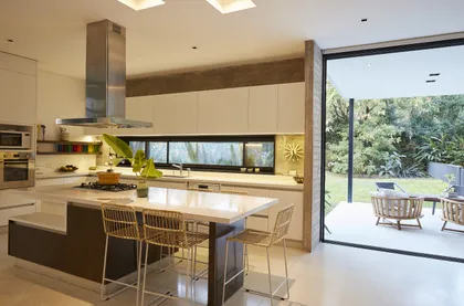 Cocina comedor moderna con techo de hormigón y ventanas de piso a techo — proyecto CASA MF, por IMF INÉS MARTINEZ FERRARIO